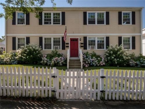 45 Hammond St, Middletown, RI 02840-4034