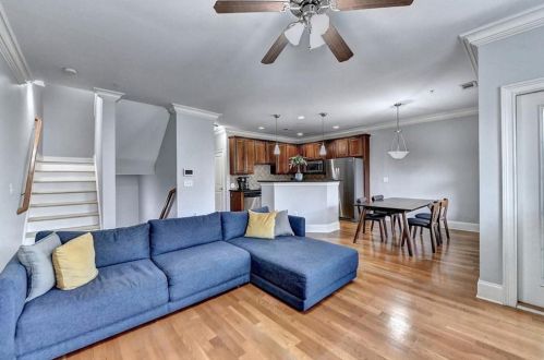 6448 Chariot St, Atlanta GA 30328-4298 exterior