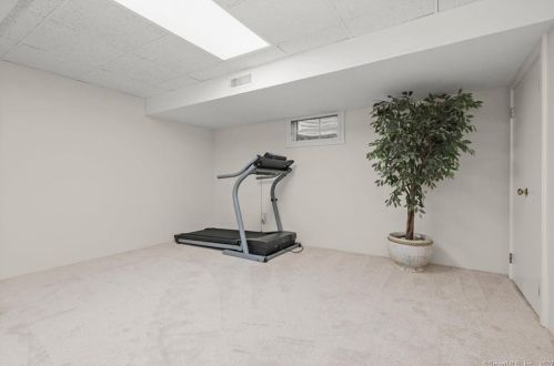 3 Huckleberry Hl Rd, Wilton CT 06897-2802 exterior