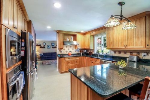 1 Cullens Hl Rd, Derby CT exterior