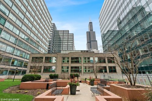 125 Jefferson St, Chicago IL  60661-3609 exterior