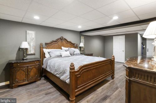 19840 Meredith Dr, Rockville MD 20855-2426 exterior