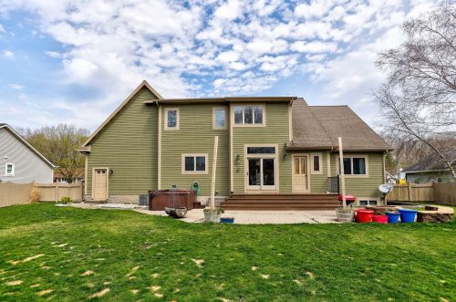 1061 Robinhood Dr, Meskegon MI  49445-2075 exterior