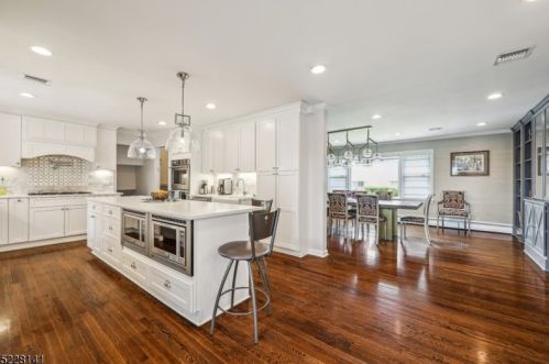 26 Richland Dr, Springfield NJ  07081-2509 exterior