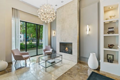 101 Superior St, Chicago IL 60654-7654 exterior