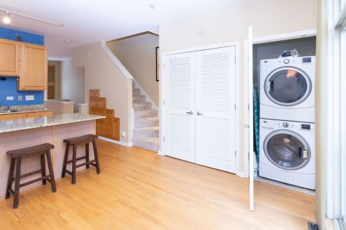 723 Blackhawk St, Chicago IL 60610-1170 exterior