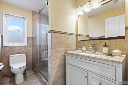 385 Lincoln Ave, Cliffside Park NJ 07010-1820 exterior