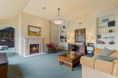 9303 Vly Hl Rd, Milwaukee WI 53217-1039 exterior