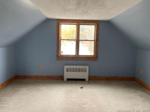 4 Arrow St, Enfield CT 06082-4637 exterior