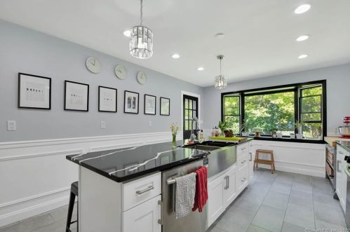 14 Homestead Ave, Derby CT 06418-2504 exterior