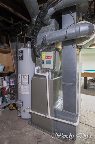 1042 Northlawn St, Grand Rapids MI 49505-3717 exterior