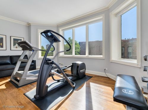 2042 Cleveland Ave, Chicago IL 60614-4509 exterior