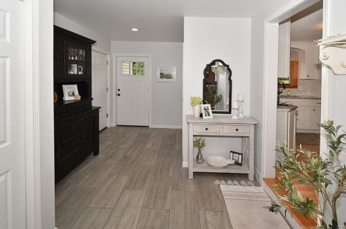 281 Abbe Rd, Enfield CT 06082-5745 exterior