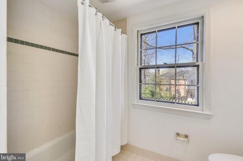 4206 Mt Vernon Memorial Hwy, Alexandria VA 22309-2809 exterior