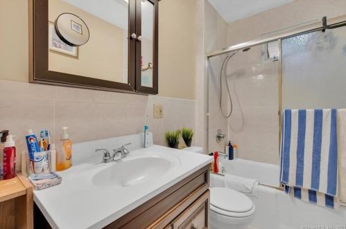 194 Gold St, New Britain CT 06053-3758 exterior