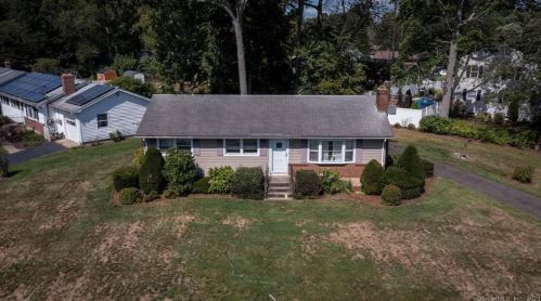 6 Caroline Dr, Milford CT 06461-2715 exterior