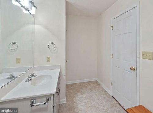 381 Thornhill Dr, Hanover PA  17331-7976 exterior