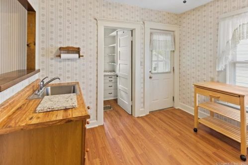 52 Delmont St, Manchester CT 06042-3510 exterior