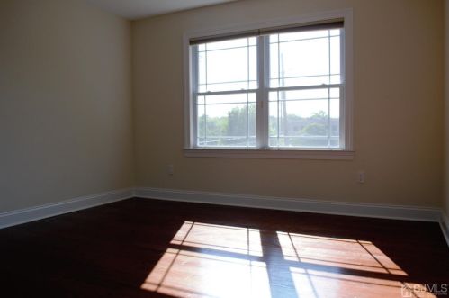 3 Tamagnini Ct, Edison NJ  08820-2127 exterior