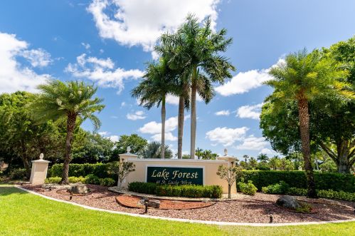 200 Lk Frst Way, Fort Pierce FL 34986-1786 exterior