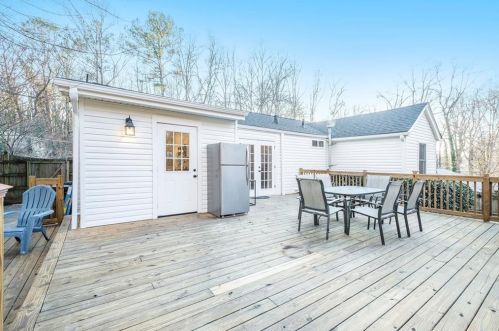 1056 Country Ln, Atlanta GA 30324-4519 exterior