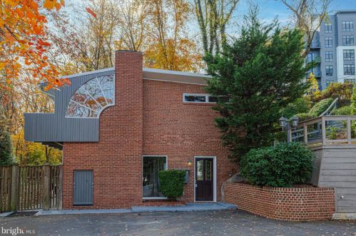 5837 Biscayne Dr, Alexandria VA  22303-1925 exterior