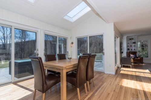 11 Farrar Ln, Ridgefield CT 06877-2406 exterior