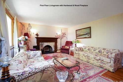 8 Oakridge Dr, Enfield, CT 06082-4606