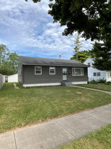 5335 68th St, Milwaukee, WI 53218-2902