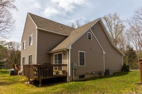 40 Kari Ct, Windsor CT  06095-3576 exterior