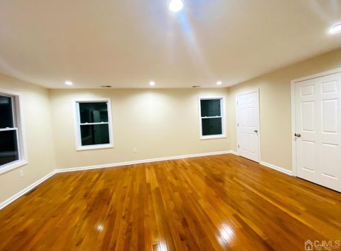 42 Park Ave, Iselin NJ 08830-2242 exterior