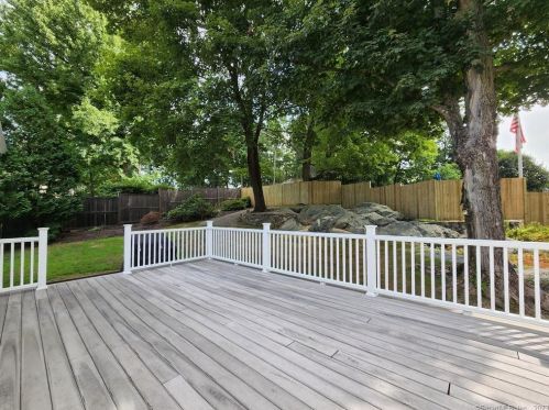 7 Dowling Dr, Ridgefield CT  06877-2536 exterior