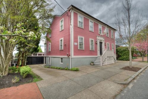 104 Congdon St, Providence, RI 02906-1413