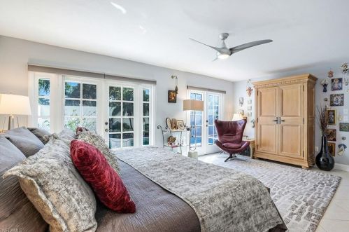 543 Bay Villas Ln, Naples FL 34108-2803 exterior