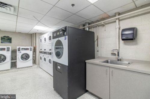 210 Locust St, Philadelphia PA 19106-3945 exterior