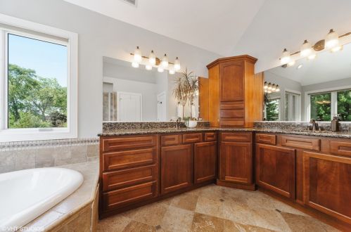 546 Crockett Ave, Elmhurst IL 60126-1810 exterior