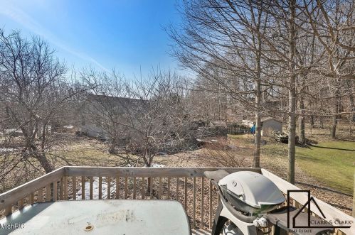 806 Grindle Dr, Lowell MI 49331-9326 exterior