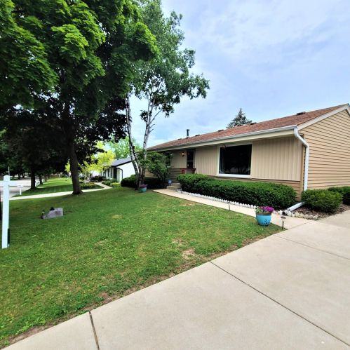 8133 Pingree Ave, Milwaukee, WI 53224-2618