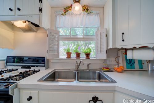 806 Moulton Ave, Meskegon MI 49445-2921 exterior