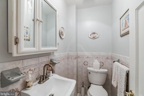 302 Welsh Rd, Huntingdon Valley PA 19006-6425 exterior