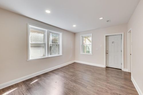 8740 Escanaba Ave, Chicago IL  60617-3115 exterior