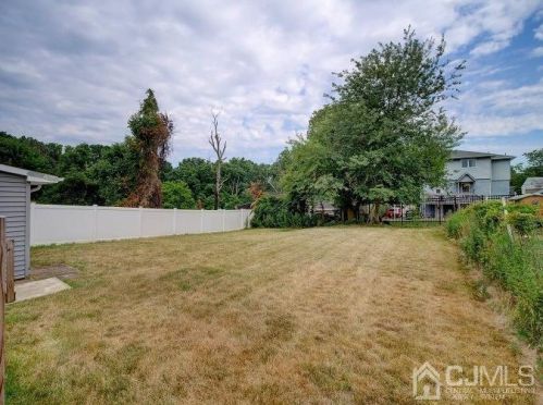 64 Glendale Ave, Edison NJ 08817-5266 exterior