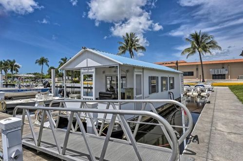 25000 Tamiami Trl, Naples FL 34103-4409 exterior