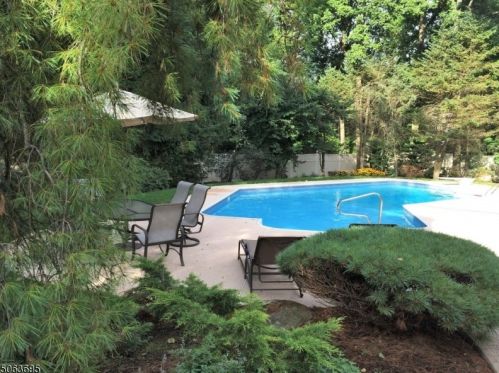 8 Melissa Dr, Parsippany, NJ 07834-9645