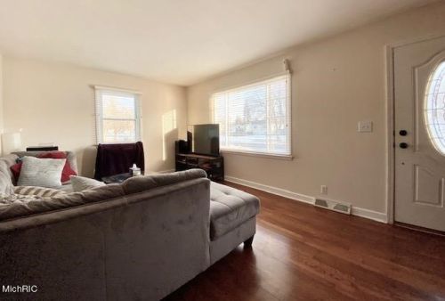 1301 Cavanagh St, Grand Rapids MI 49508-6127 exterior