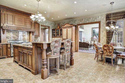 896 Alvermar Rdg Dr, Mc Lean VA 22102-1439 exterior