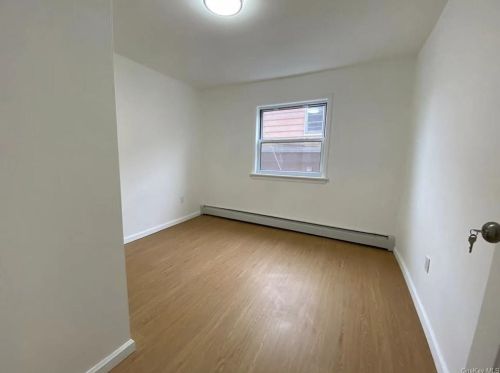 2780 Sampson Ave, Bronx NY 10465-2904 exterior