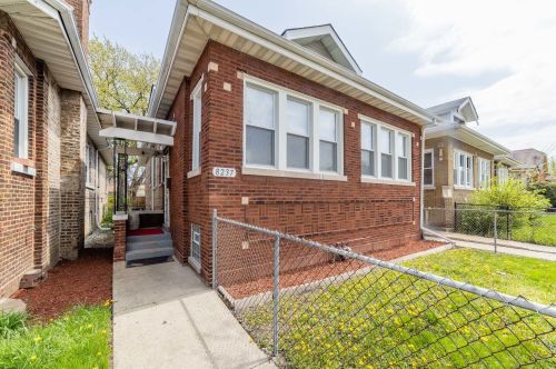 8237 Bishop St, Chicago, IL 60620-3925