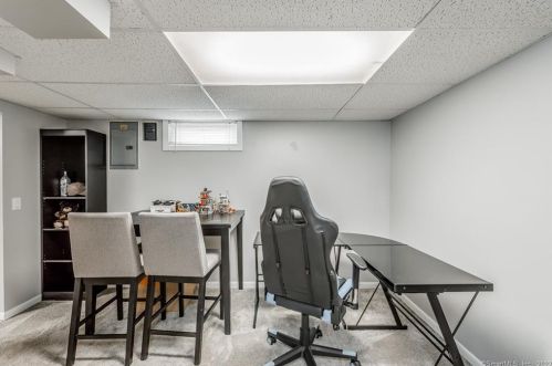 13 Tanglewood Ave, Enfield CT 06082-2621 exterior