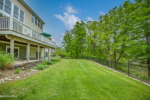 47 Fairwynds Dr, Lenox MA 01240-2729 exterior